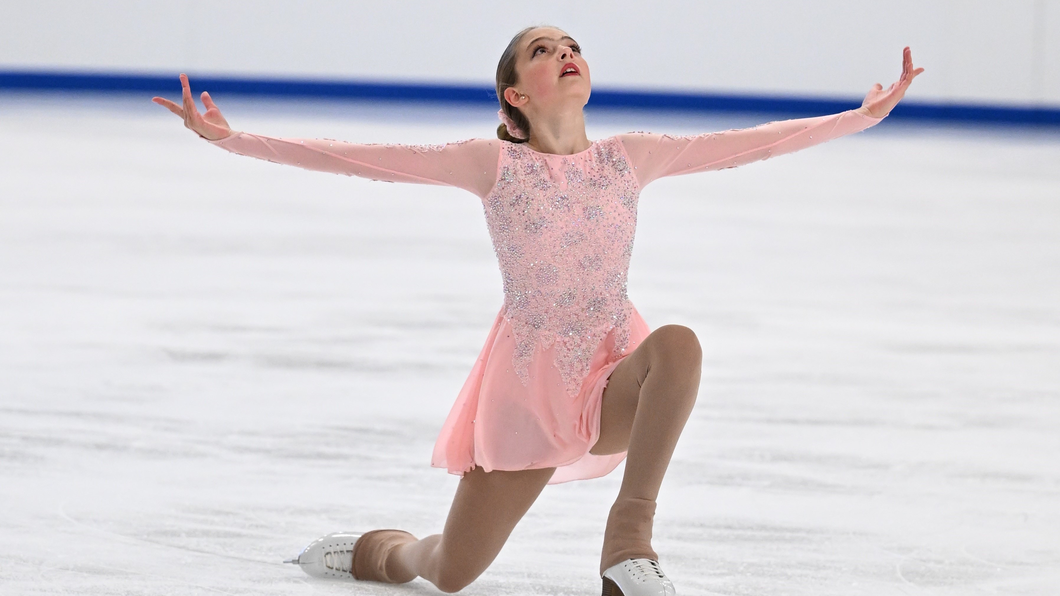 Dressed in all pink and on one knee, Odessa delivers a heartfelt program.