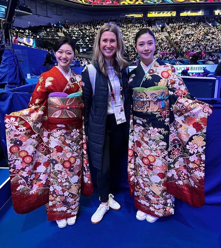 Tiffany Hyden (center) poses with two women dressed in traditional Japanese kimonos at the 2023 ISU World Championships