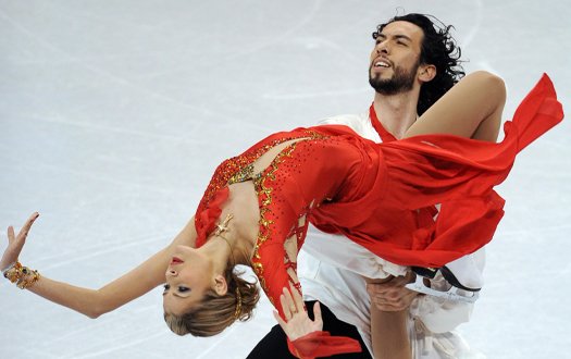 Ben Agosto lifts Tanith Belbin in front of him while skating.