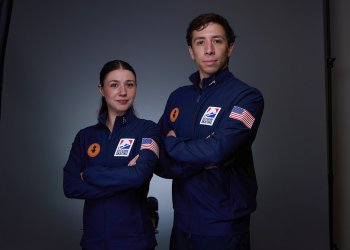 Arms folded, wearing their blue national team jackets, Valentina Plazas and Maximillian Fernandez show their determination.