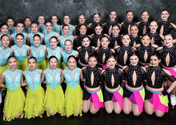 Skyliners junior (left) and Teams Elite (right) pose together at 2022 U.S. Synchronized Skating Championships